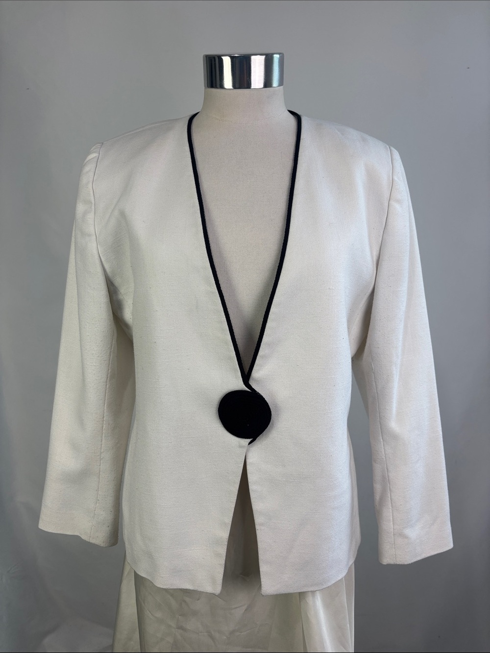 VINTAGE SWEET SUIT PETITE WHITE LINEN BLACK BUTTON JACKET